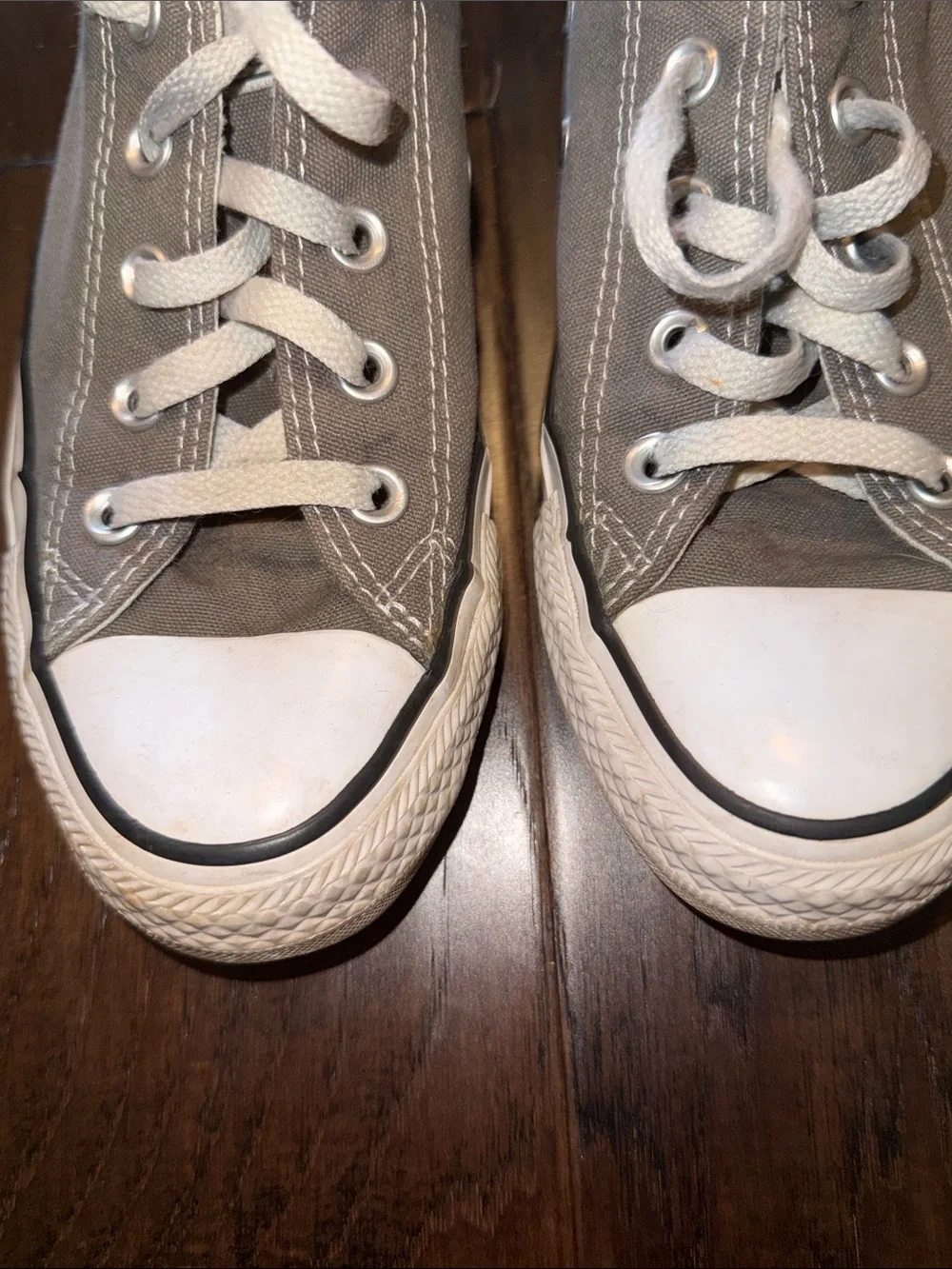 Converse  Low Top Sneakers in Light Gray and White Size 6